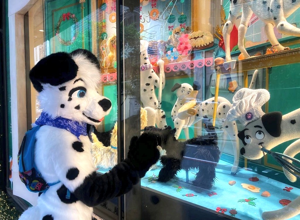 It almost Christmas! Anyone need a puppy in the kitchen to cook up yummy Christmas treats? 👉👈🥺
(Yes, I also do dishes 👌)

📸: <a href="/RileyTheDeer/">Riley Rubix</a>  ❤️