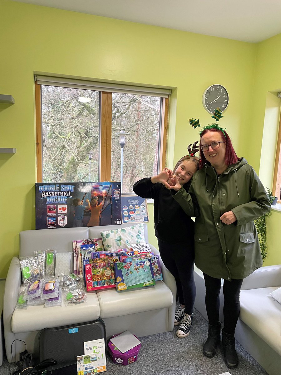 Dominiq53779481's tweet photo. a huge thank you to little Isabella who has worked so hard to raise money to donate a lovely pile of gifts for patients at the JDU ☺️ what a superstar! Merry Christmas 🎅🏼❤️✨ @GMMH_NHS #teamJDU @linzq28 https://t.co/DUrZMEqajJ