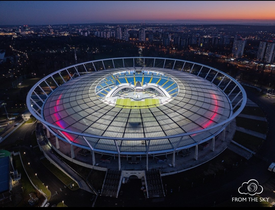 Fana43124688's tweet photo. 🏟️ Silesian Stadium in #Chorzow - New Year's Eve stage under construction.
In the background #Tysiąclecia/#Tauzen Housing Estate in #Katowice
(photo by #RobertNeumann)

#Poland #Silesia #Chorzow https://t.co/U4IFeYOY6K