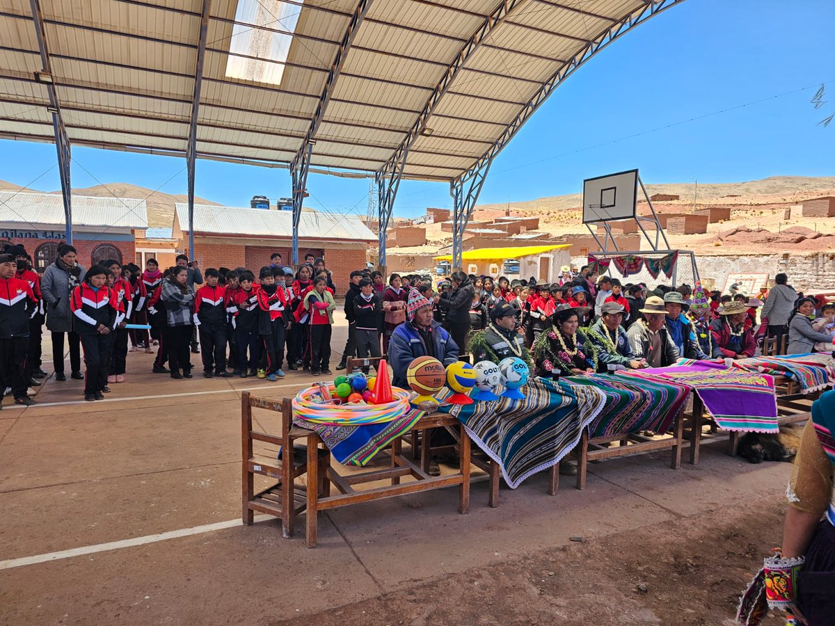 #ResponsabilidadSocial | En el marco de su Plan de Responsabilidad Social Empresarial, ENDE Transmisión entregó obras civiles y material deportivo a la Unidad Educativa “6 de Junio” en Tomaycuri, Potosí.

#UnidosRumboAlBicentenario