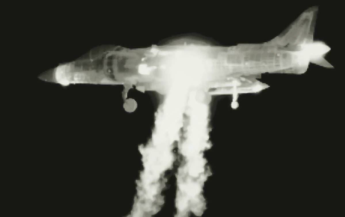 Nadernasri2's tweet photo. #Yemen is the first country in the world to #shoot_down the American #F-18 https://t.co/AL8mDYqbN0
