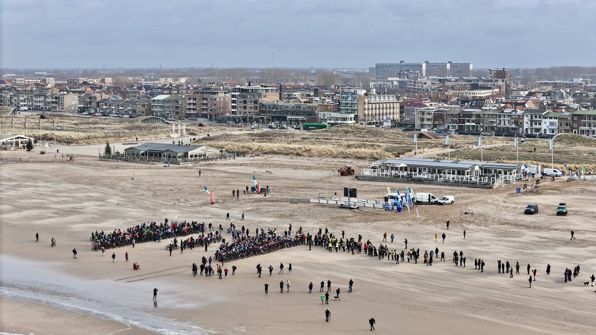 KatwijkFietst's tweet photo. Hoe mooi strandfietsen en de kust van de @gemeentekatwijk kunnen zijn, wordt maar weer eens duidelijk uit deze foto's van het NK Beachrace, die door @DronekatNL zijn gemaakt. https://t.co/oqEO4NDHGC