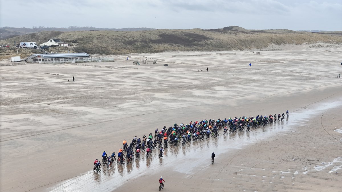 KatwijkFietst's tweet photo. Hoe mooi strandfietsen en de kust van de @gemeentekatwijk kunnen zijn, wordt maar weer eens duidelijk uit deze foto's van het NK Beachrace, die door @DronekatNL zijn gemaakt. https://t.co/oqEO4NDHGC