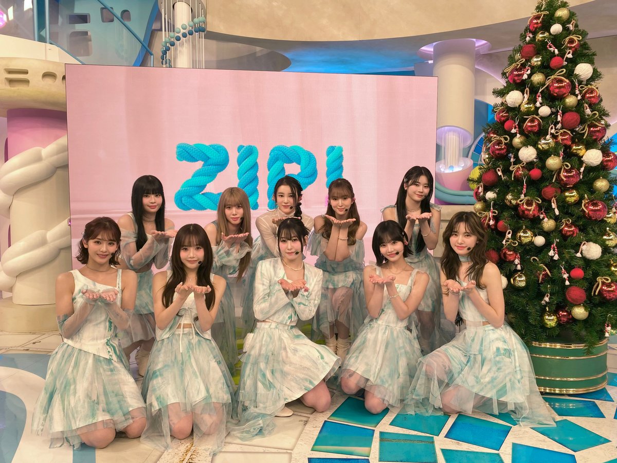 ZIP! Special Christmas performance was over! But the christmassy vibes still lingers around.