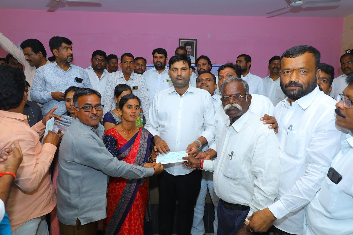 AR_Janampalli's tweet photo. మహబూబ్ నగర్ జిల్లా జడ్చర్ల నియోజకవర్గం బాలానగర్ మండల కేంద్రంలో కళ్యాణ లక్ష్మి షాది ముబారక్ చెక్కులను పంపిణీ చేసిన  ఎమ్మెల్యే అనిరుధ్ రెడ్డి గారు..! 
#Telangana #Congress #RevanthReddy #AnirudhReddyJanampalli #JadcherlaMLA #JanampalliAnirudhReddy https://t.co/1nd5cgVzcp