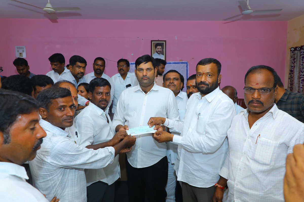 AR_Janampalli's tweet photo. మహబూబ్ నగర్ జిల్లా జడ్చర్ల నియోజకవర్గం బాలానగర్ మండల కేంద్రంలో కళ్యాణ లక్ష్మి షాది ముబారక్ చెక్కులను పంపిణీ చేసిన  ఎమ్మెల్యే అనిరుధ్ రెడ్డి గారు..! 
#Telangana #Congress #RevanthReddy #AnirudhReddyJanampalli #JadcherlaMLA #JanampalliAnirudhReddy https://t.co/1nd5cgVzcp