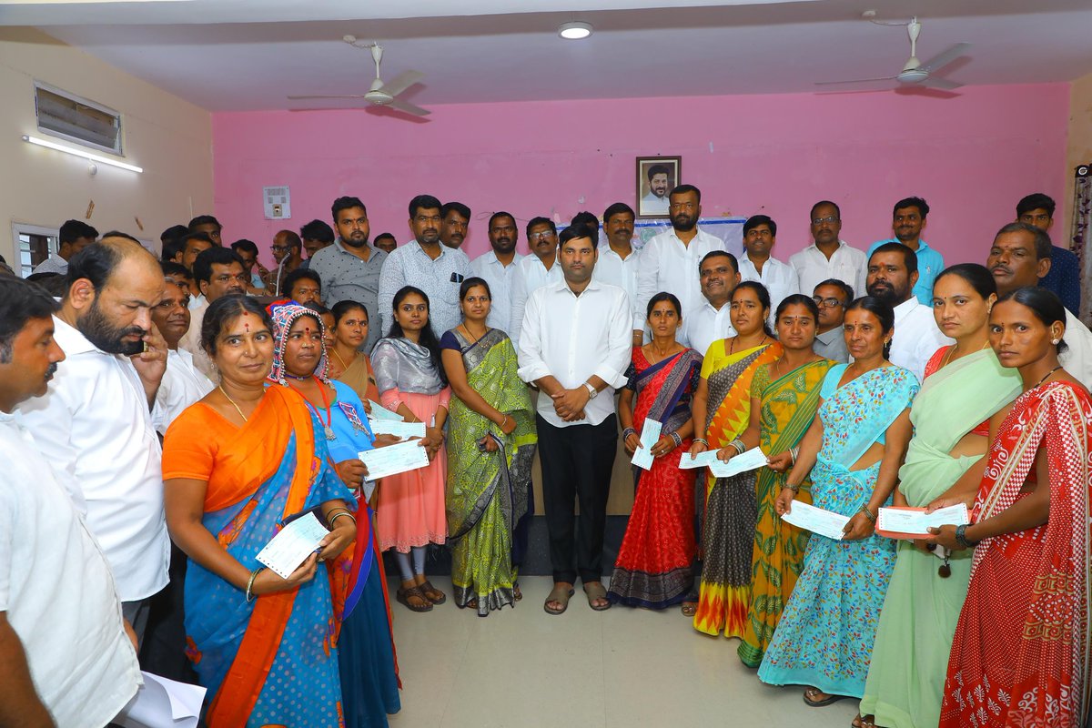 AR_Janampalli's tweet photo. మహబూబ్ నగర్ జిల్లా జడ్చర్ల నియోజకవర్గం బాలానగర్ మండల కేంద్రంలో కళ్యాణ లక్ష్మి షాది ముబారక్ చెక్కులను పంపిణీ చేసిన  ఎమ్మెల్యే అనిరుధ్ రెడ్డి గారు..! 
#Telangana #Congress #RevanthReddy #AnirudhReddyJanampalli #JadcherlaMLA #JanampalliAnirudhReddy https://t.co/1nd5cgVzcp