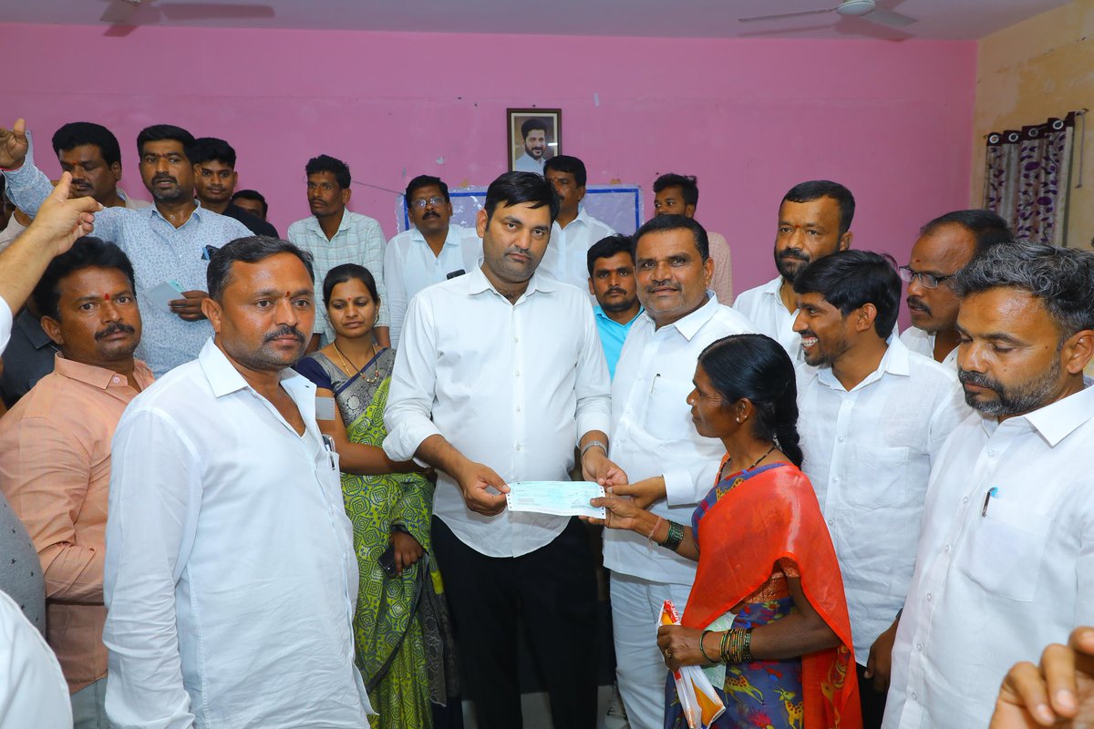 AR_Janampalli's tweet photo. మహబూబ్ నగర్ జిల్లా జడ్చర్ల నియోజకవర్గం బాలానగర్ మండల కేంద్రంలో కళ్యాణ లక్ష్మి షాది ముబారక్ చెక్కులను పంపిణీ చేసిన  ఎమ్మెల్యే అనిరుధ్ రెడ్డి గారు..! 
#Telangana #Congress #RevanthReddy #AnirudhReddyJanampalli #JadcherlaMLA #JanampalliAnirudhReddy https://t.co/1nd5cgVzcp