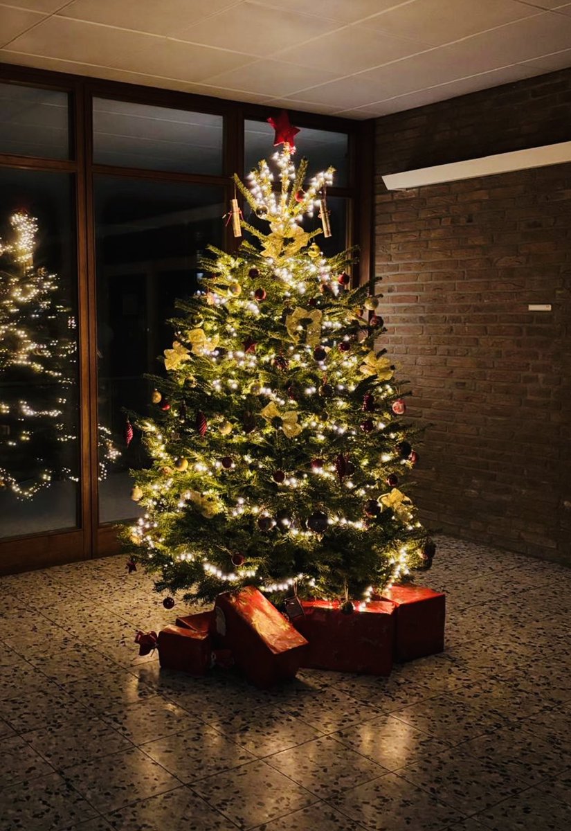 Mantosh_Richard's tweet photo. Here’s wishing everyone a blessed and joyful Christmas and Happy Holidays! As we celebrate the birth of Jesus Christ, may this festive season bring kindness and peace to your heart and home.

#christmas #festiveseason #happyholidays #jesuschrist https://t.co/iwIhlLXkkl