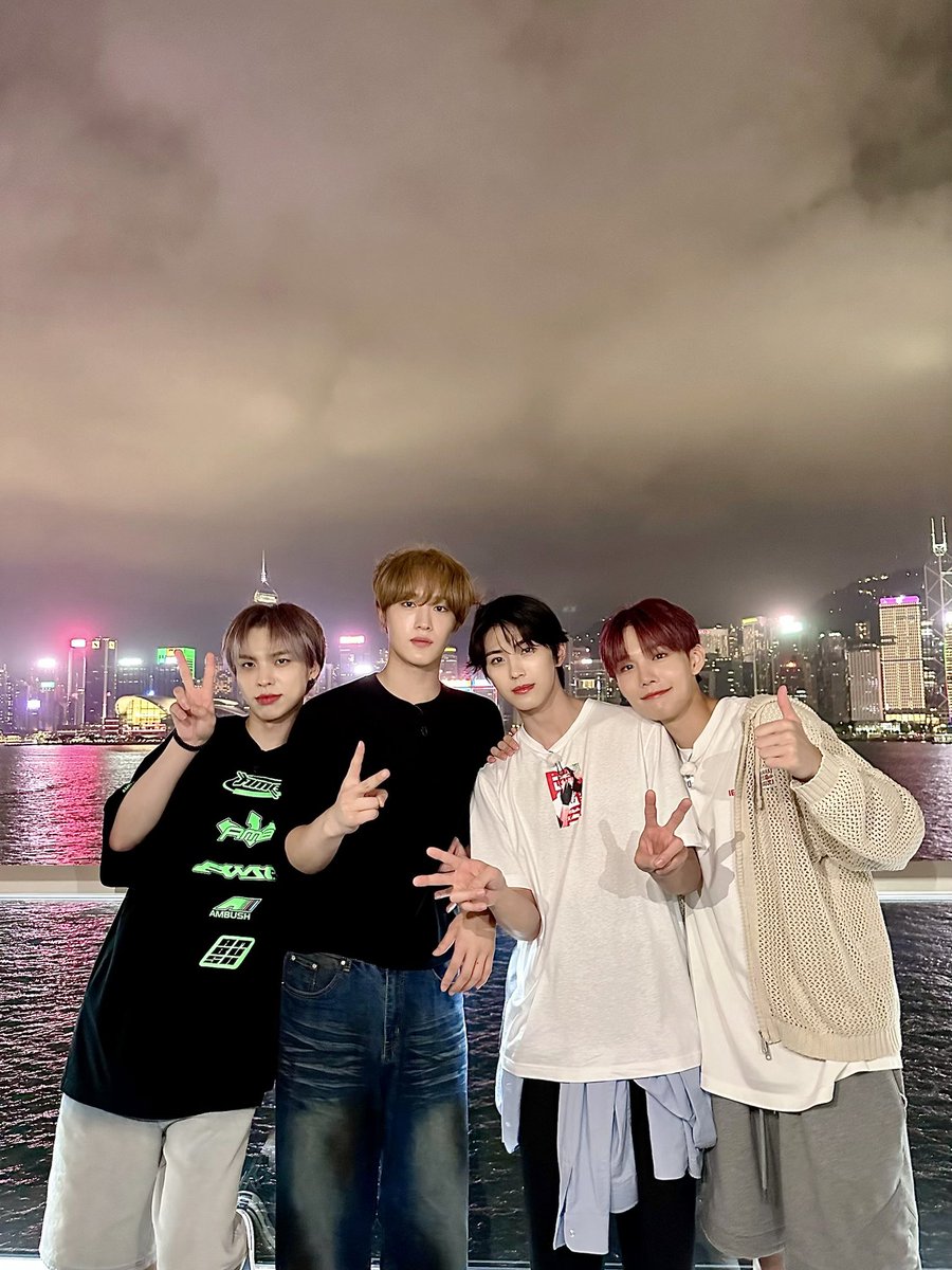 CIX_Official's tweet photo. CIX의 트래블로그 🔚

#CIX #씨아이엑스 #BX #승훈 #용희 #현석 #HashtagTravelog #해시태그트래블로그 https://t.co/onHZgzr9A2