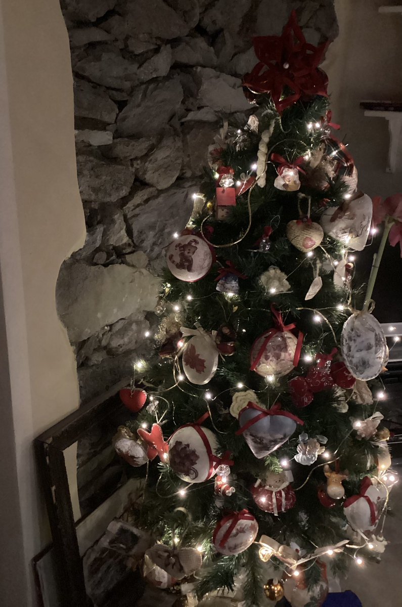 Alberello  di Natale in montagna con addobbi fai da te più grandi dell’albero stesso ✔️😂