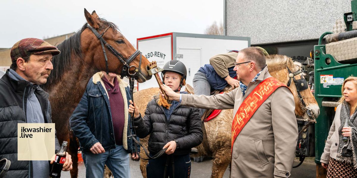 Laatste in rij: paardenzegening Sint-Elooisfeest in Sint-Jan. Film op youtu.be/8ovT4WH2DQA 8'  ikwashier.live archiveert #tradities en #erfgoed, vooral #immaterieelerfgoed of #levenderfgoed #SintElooi #paardenzegening #Wingene #WestVlaanderen