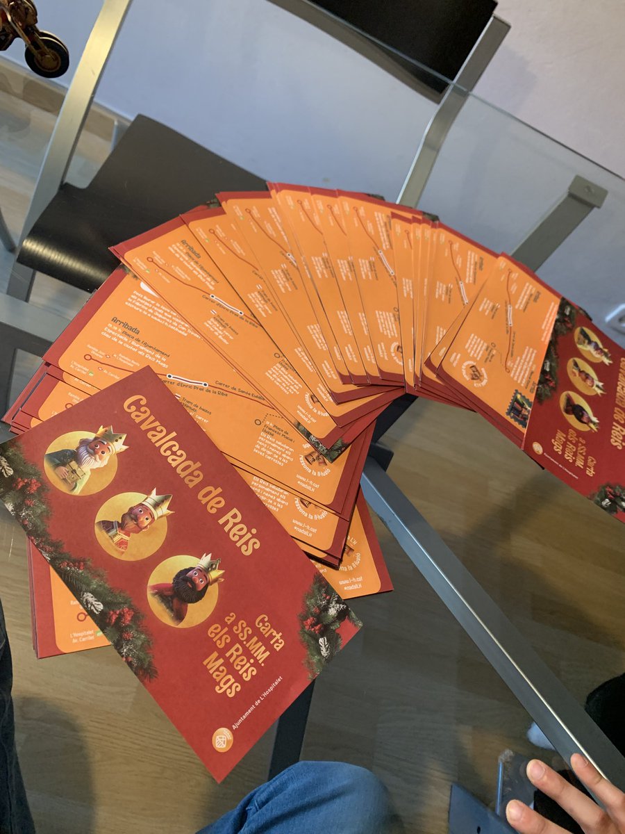 Trobades tirades a una entrada de pàrquing <a href="/LHAjuntament/">Ajuntament de L'Hospitalet</a> , avui molts nens no tindràn la carta a no ser que hem toqui fer de carter Reial per la nit