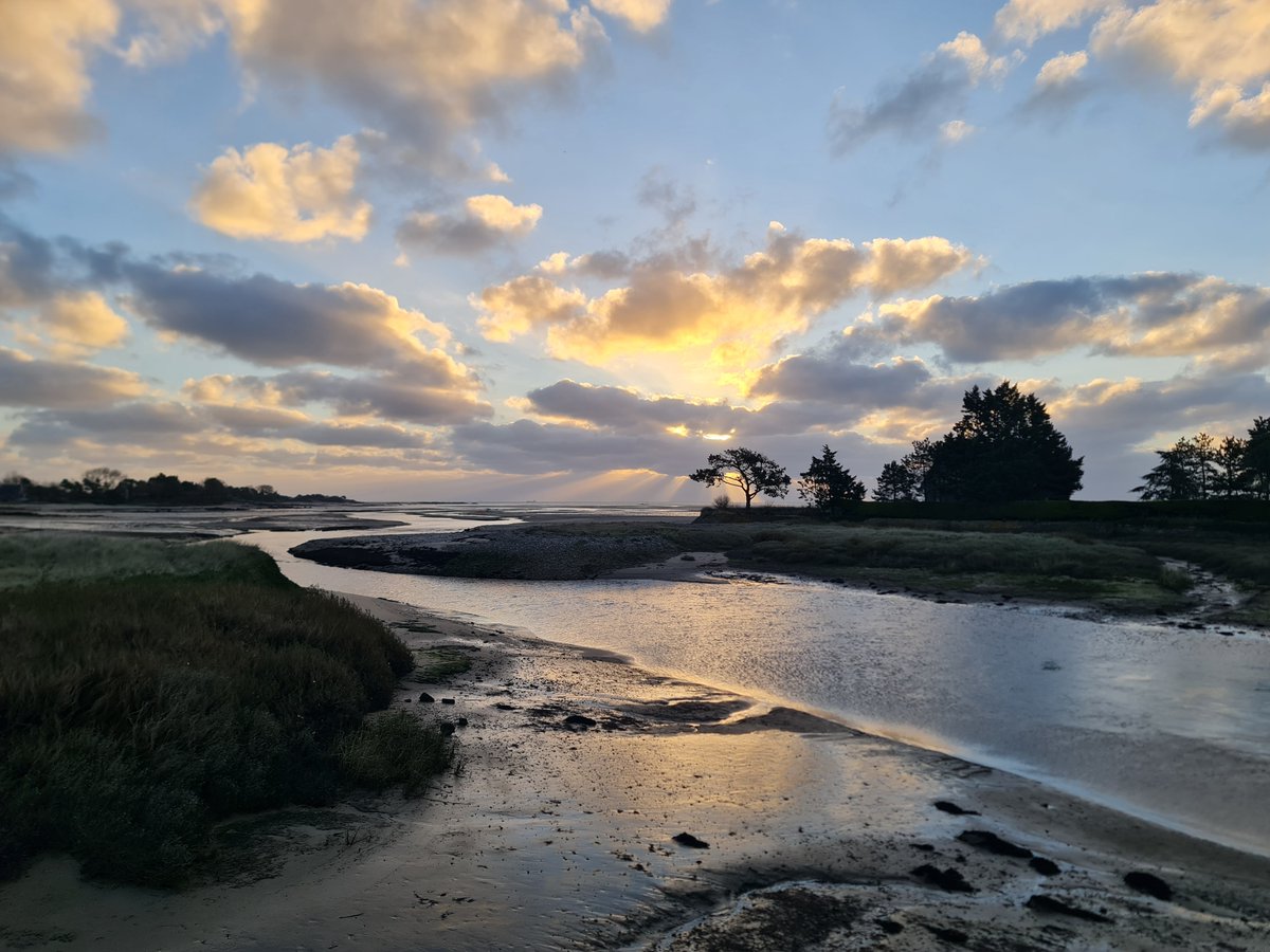 MyriamDenielTer's tweet photo. Un peu de beauté cotentine pour vous 
au lever du soleilce matin ...
#cotentinunique 
#reville 
🏃‍♀️ https://t.co/wG3K8Eb0j8