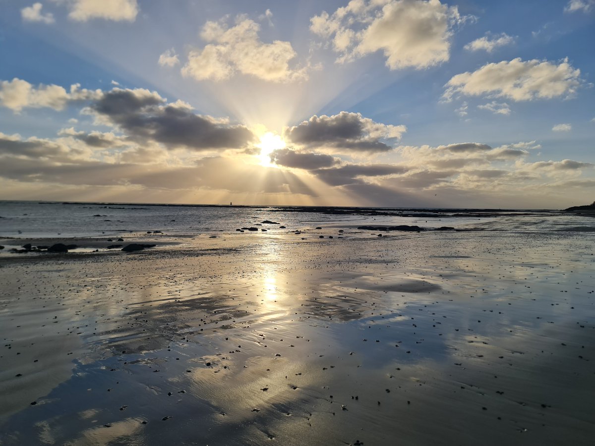 MyriamDenielTer's tweet photo. Un peu de beauté cotentine pour vous 
au lever du soleilce matin ...
#cotentinunique 
#reville 
🏃‍♀️ https://t.co/wG3K8Eb0j8