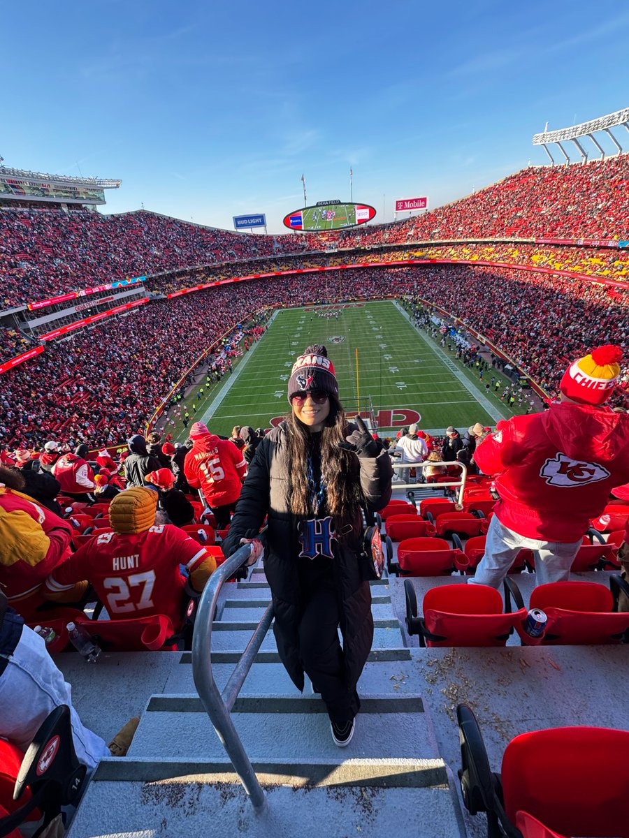 bnicoleee19's tweet photo. KANSAS CITY WAS SO GOOD TO US - ALTHOUGH THE OUTCOME WASNT WHAT WE WANTED WE HAD A GREAT TIME!  -@lombardogarza10 🤘🏻💙❤️ #TEXANS https://t.co/gJOCBNoky4