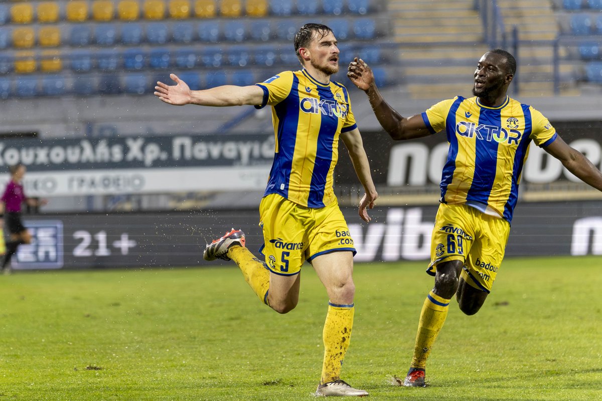 AsterasfcTwit's tweet photo. 🟡🔵Χορεύοντας στη Βροχή🌧👏⚽
#asterasaktor #asterastripolisfc #astaris #wearealltogether https://t.co/0O3ogurDIP