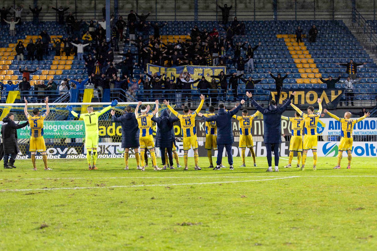 AsterasfcTwit's tweet photo. 🟡🔵Χορεύοντας στη Βροχή🌧👏⚽
#asterasaktor #asterastripolisfc #astaris #wearealltogether https://t.co/0O3ogurDIP