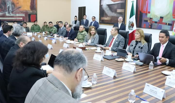MariaHurtadoPue's tweet photo. 🎄👮🏻‍♂️ El día de hoy, nuestro gobernador Alejandro Armenta encabezó la Mesa de Coordinación Estatal para la Construcción de la Paz y Seguridad,  #PorAmorAPuebla y #PensandoEnGrande! 🤝🚨#MariaHurtado #TrabajoYCompromiso @armentapuebla_
@Claudiashein
@NoraMEscamilla https://t.co/wMQO8HRRd1