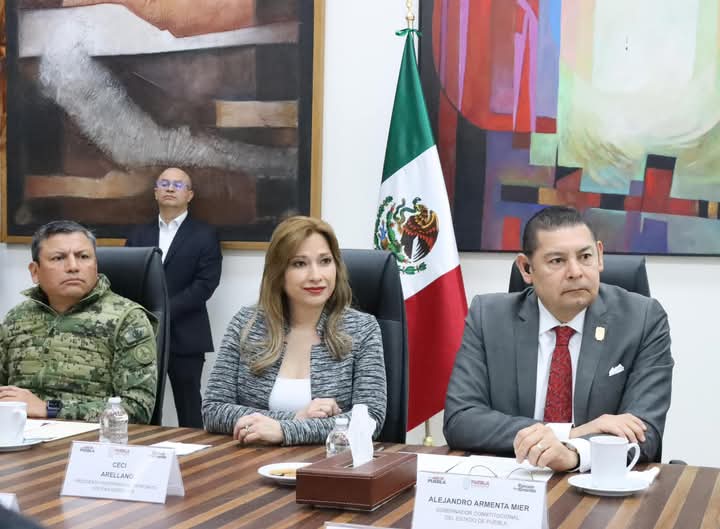 MariaHurtadoPue's tweet photo. 🎄👮🏻‍♂️ El día de hoy, nuestro gobernador Alejandro Armenta encabezó la Mesa de Coordinación Estatal para la Construcción de la Paz y Seguridad,  #PorAmorAPuebla y #PensandoEnGrande! 🤝🚨#MariaHurtado #TrabajoYCompromiso @armentapuebla_
@Claudiashein
@NoraMEscamilla https://t.co/wMQO8HRRd1
