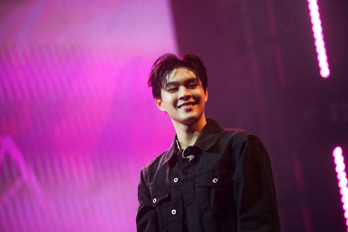 MPlay_2021's tweet photo. ALALA ครบรอบ 2 ปี เสิร์ฟคอนเสิร์ต ALALA PARTY
รวมพลคนแซ่บ พร้อมโชว์เพอร์ฟอร์แมนซ์สุดปัง ในบรรยากาศอบอุ่น
📌https://t.co/YxHnVIkOsH
#ALALAWhiteFox #AlalaEP2 #WhiteFoxGMM #ALALAPARTY #ALALA2YearsAnniversary #ALALA #GMMMUSIC
ALALA (อาลาล่า) ศิลปินเกิร์ลกรุ๊ปจากค่าย WhiteFox ในเครือ GMM MUSIC นำโดย คริส อิม เมจิ และ มินนี่ ได้ฤกษ์จัดคอนเสิร์ต ALALA PARTY ในวาระ ครบรอบ 2 ปี เรียกกว่าเป็นครั้งแรกกับความสนุกสุดจึ้งของสาวๆ ที่เตรียมโชว์แบบจัดเต็ม พร้อมฟาดความสนุกไปพร้อมกับแขกรับเชิญสุดพิเศษที่ต่างมาสร้างสีสันให้กับคอนเสิร์ตนี้เต็มไปด้วยความสนุกแบบฉ่ำๆ
คอนเสิร์ต ALALA PARTY!! เปิดโชว์แรกด้วยการโชว์สเต็ปสุดมันส์ เพอร์ฟอร์แมนซ์ระเบิดฮอลล์ด้วย เพลง ร้องไห้ดังๆ และ To The Top ตามด้วยเมดเล่ย์สนุกๆ ชวนโยกกับเพลง W R U? เถียงเก่ง และ เสียใจไม่เสียดาย ก่อนเปิดตัวแขกรับเชิญคนแรก กับหนุ่มน้อย MEEPOOH (หมีพูห์-วิน) รุ่นน้องร่วมค่าย ในเพลง นี่แหละความรัก ตามด้วยพี่ชายสุดฮอตอย่าง KIN (คิน-ธนชัย) ที่มาส่งความรักให้เคลิมไปกับเพลง แอบรัก(เพื่อนรัก) ที่ทั้งคู่ต่างขนความน่ารักมาตกแฟนๆ กันทั้งน้องเล็กและพี่ใหญ่ ก่อนที่สาวๆ จะตามมาสมทบ กับหนุ่มๆ พร้อมชวนแฟนๆ โยกไปด้วยกัน ในเพลง APT. และไปสนุกสุดฮาในช่วงพูดคุยกับแขกรับเชิญ PUMPKIN (หิ้วหวี) และ ฝน MONSTER FON ที่มาชวนสาวๆ ALALA นักเรียนอินเตอร์ เล่นเกมตอบคำถามสุภาษิตไทย เรียกเสียงหัวเราะกับความน่ารักไปเต็มๆ จากนั้นเปิดตัวแขกรับเชิญลับ NINEW (คริสติน่า)ที่มาสอนสาวๆ ร้องเพลงออกเสียงลูกคอแบบไทยๆ ก่อนเข้าโชว์พิเศษในเพลง RECKLESS โดยมีมินนี่ร่วมร้องเพลงนี้กับ NINEW ด้วย เรียกว่าแสงออกหูกันไป และไปหูเคลือบทองกันต่อกับทั้ง 4 สาวในเพลง ไม่ใช่เธอ ก่อนส่งเข้าเพลง Music Lover ที่ได้พี่สาวสุดสวยลุคนางแบบ อย่าง MATCHA (โมซิมันน์) มาเพิ่มความแซ่บ ก่อนส่งเวทีให้ MATCHA โชว์ความปังในเพลง Complicated และทิ้งท้ายฟาดสับๆ กับ 4 สาว ALALA ในเพลงใหม่ล่าสุด ทานโทษ (ไม่ใช่เพื่อนเล่น) ที่เรียกเสียงเชียร์ในท่อนเบรคแดนซ์แบบสนั่นฮอลล์ ก่อนปิดโชว์ด้วยความสนุกสุดอบอุ่นในเพลง ร้องไห้ดังๆ ที่เหล่า BABY A พากันลุกขึ้นเต้นไปพร้อมๆกับ ALALA
ตลอด 2 ปีที่ผ่านมา ALALA ได้เติบโตโดยรอบล้อมไปด้วย แฟนๆที่รัก และสนับสนุนมาโดยตลอด เรียกว่าคอนเสิร์ตครบรอบ 2 ปี ALALA PARTY ในครั้งนี้จึงเป็นความตั้งใจที่อยากจะตอบแทนความรักที่มอบให้ ALALA และหวังให้ทุกคนที่ได้ชมโชว์ในครั้งนี้ประทับใจ สามารถติดตามผลงาน และ อัปเดตข่าวสารของ ALALA เพิ่มเติมได้ที่ social media : alala.whitefox ทุกแพลตฟอร์ม
