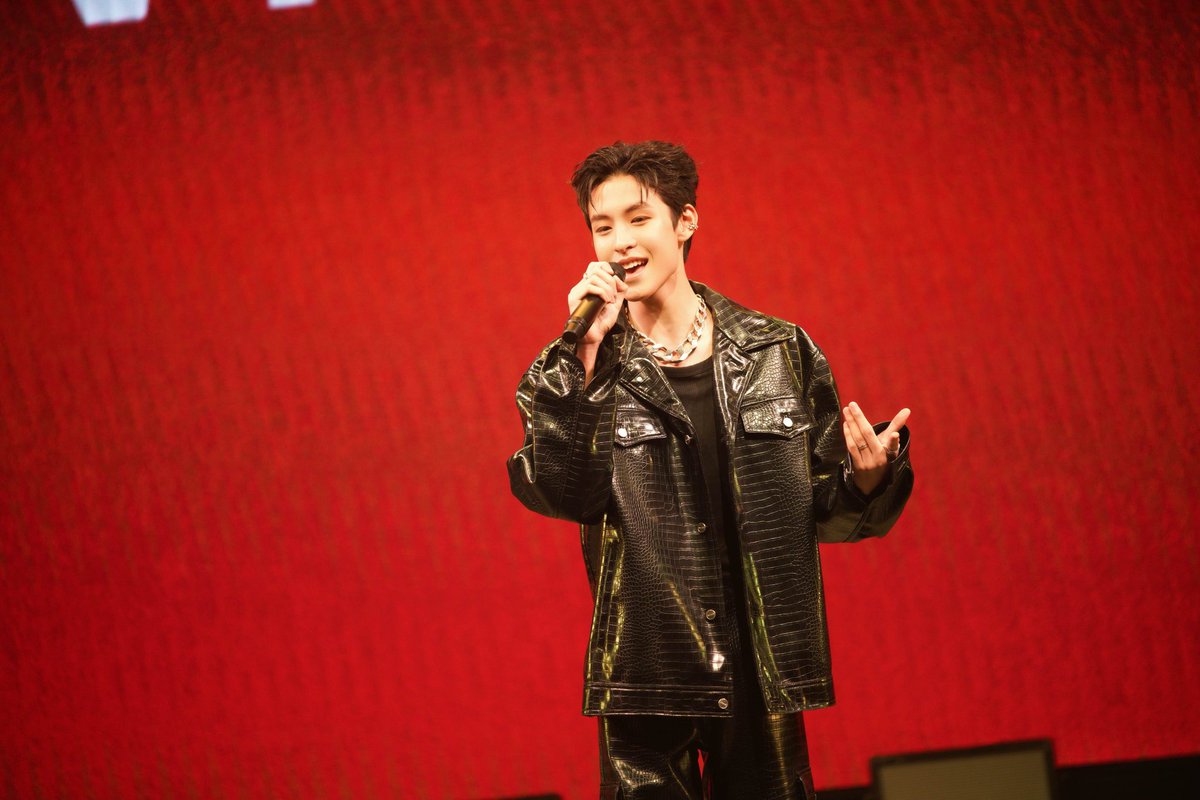 MPlay_2021's tweet photo. ALALA ครบรอบ 2 ปี เสิร์ฟคอนเสิร์ต ALALA PARTY
รวมพลคนแซ่บ พร้อมโชว์เพอร์ฟอร์แมนซ์สุดปัง ในบรรยากาศอบอุ่น
📌https://t.co/YxHnVIkOsH
#ALALAWhiteFox #AlalaEP2 #WhiteFoxGMM #ALALAPARTY #ALALA2YearsAnniversary #ALALA #GMMMUSIC
ALALA (อาลาล่า) ศิลปินเกิร์ลกรุ๊ปจากค่าย WhiteFox ในเครือ GMM MUSIC นำโดย คริส อิม เมจิ และ มินนี่ ได้ฤกษ์จัดคอนเสิร์ต ALALA PARTY ในวาระ ครบรอบ 2 ปี เรียกกว่าเป็นครั้งแรกกับความสนุกสุดจึ้งของสาวๆ ที่เตรียมโชว์แบบจัดเต็ม พร้อมฟาดความสนุกไปพร้อมกับแขกรับเชิญสุดพิเศษที่ต่างมาสร้างสีสันให้กับคอนเสิร์ตนี้เต็มไปด้วยความสนุกแบบฉ่ำๆ
คอนเสิร์ต ALALA PARTY!! เปิดโชว์แรกด้วยการโชว์สเต็ปสุดมันส์ เพอร์ฟอร์แมนซ์ระเบิดฮอลล์ด้วย เพลง ร้องไห้ดังๆ และ To The Top ตามด้วยเมดเล่ย์สนุกๆ ชวนโยกกับเพลง W R U? เถียงเก่ง และ เสียใจไม่เสียดาย ก่อนเปิดตัวแขกรับเชิญคนแรก กับหนุ่มน้อย MEEPOOH (หมีพูห์-วิน) รุ่นน้องร่วมค่าย ในเพลง นี่แหละความรัก ตามด้วยพี่ชายสุดฮอตอย่าง KIN (คิน-ธนชัย) ที่มาส่งความรักให้เคลิมไปกับเพลง แอบรัก(เพื่อนรัก) ที่ทั้งคู่ต่างขนความน่ารักมาตกแฟนๆ กันทั้งน้องเล็กและพี่ใหญ่ ก่อนที่สาวๆ จะตามมาสมทบ กับหนุ่มๆ พร้อมชวนแฟนๆ โยกไปด้วยกัน ในเพลง APT. และไปสนุกสุดฮาในช่วงพูดคุยกับแขกรับเชิญ PUMPKIN (หิ้วหวี) และ ฝน MONSTER FON ที่มาชวนสาวๆ ALALA นักเรียนอินเตอร์ เล่นเกมตอบคำถามสุภาษิตไทย เรียกเสียงหัวเราะกับความน่ารักไปเต็มๆ จากนั้นเปิดตัวแขกรับเชิญลับ NINEW (คริสติน่า)ที่มาสอนสาวๆ ร้องเพลงออกเสียงลูกคอแบบไทยๆ ก่อนเข้าโชว์พิเศษในเพลง RECKLESS โดยมีมินนี่ร่วมร้องเพลงนี้กับ NINEW ด้วย เรียกว่าแสงออกหูกันไป และไปหูเคลือบทองกันต่อกับทั้ง 4 สาวในเพลง ไม่ใช่เธอ ก่อนส่งเข้าเพลง Music Lover ที่ได้พี่สาวสุดสวยลุคนางแบบ อย่าง MATCHA (โมซิมันน์) มาเพิ่มความแซ่บ ก่อนส่งเวทีให้ MATCHA โชว์ความปังในเพลง Complicated และทิ้งท้ายฟาดสับๆ กับ 4 สาว ALALA ในเพลงใหม่ล่าสุด ทานโทษ (ไม่ใช่เพื่อนเล่น) ที่เรียกเสียงเชียร์ในท่อนเบรคแดนซ์แบบสนั่นฮอลล์ ก่อนปิดโชว์ด้วยความสนุกสุดอบอุ่นในเพลง ร้องไห้ดังๆ ที่เหล่า BABY A พากันลุกขึ้นเต้นไปพร้อมๆกับ ALALA
ตลอด 2 ปีที่ผ่านมา ALALA ได้เติบโตโดยรอบล้อมไปด้วย แฟนๆที่รัก และสนับสนุนมาโดยตลอด เรียกว่าคอนเสิร์ตครบรอบ 2 ปี ALALA PARTY ในครั้งนี้จึงเป็นความตั้งใจที่อยากจะตอบแทนความรักที่มอบให้ ALALA และหวังให้ทุกคนที่ได้ชมโชว์ในครั้งนี้ประทับใจ สามารถติดตามผลงาน และ อัปเดตข่าวสารของ ALALA เพิ่มเติมได้ที่ social media : alala.whitefox ทุกแพลตฟอร์ม
