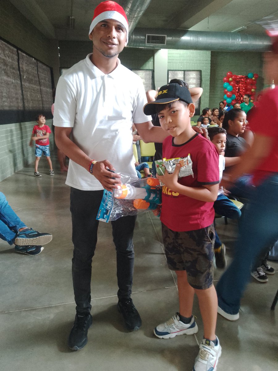 AnthonyBarriosC's tweet photo. 🎅🏻🌲☃️Desde nuestra representación repartimos sonrisas al futuro del país https://t.co/tdjms6qGZy