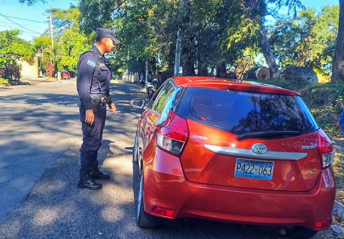 PNCSV's tweet photo. 🚙🏍️ Con el fin de prevenir accidentes, instalamos controles vehiculares en varios puntos de Santa Ana.

Velamos por el cumplimiento de la Ley de Tránsito. https://t.co/BBxPPiQ877