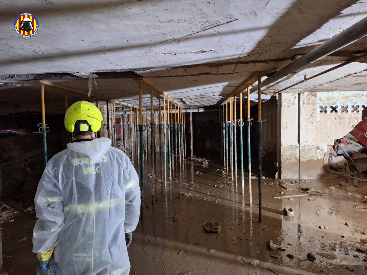 BombersValencia's tweet image. 🧑‍🚒Els @BombersValencia seguim treballant sense treva als efectes de la #DANA, també en setmanes tan🎄 especials com esta
📸Imatges de hui de les tasques d'apuntalament realitzades per la nostra unitat #UREC a un soterrani de #Catarroja.