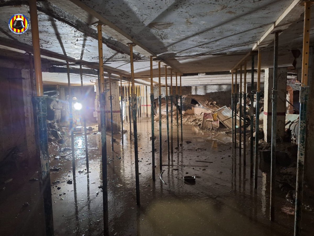 BombersValencia's tweet image. 🧑‍🚒Els @BombersValencia seguim treballant sense treva als efectes de la #DANA, també en setmanes tan🎄 especials com esta
📸Imatges de hui de les tasques d'apuntalament realitzades per la nostra unitat #UREC a un soterrani de #Catarroja.