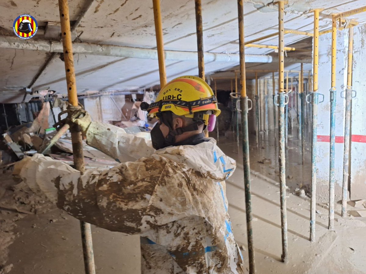 BombersValencia's tweet image. 🧑‍🚒Els @BombersValencia seguim treballant sense treva als efectes de la #DANA, també en setmanes tan🎄 especials com esta
📸Imatges de hui de les tasques d'apuntalament realitzades per la nostra unitat #UREC a un soterrani de #Catarroja.