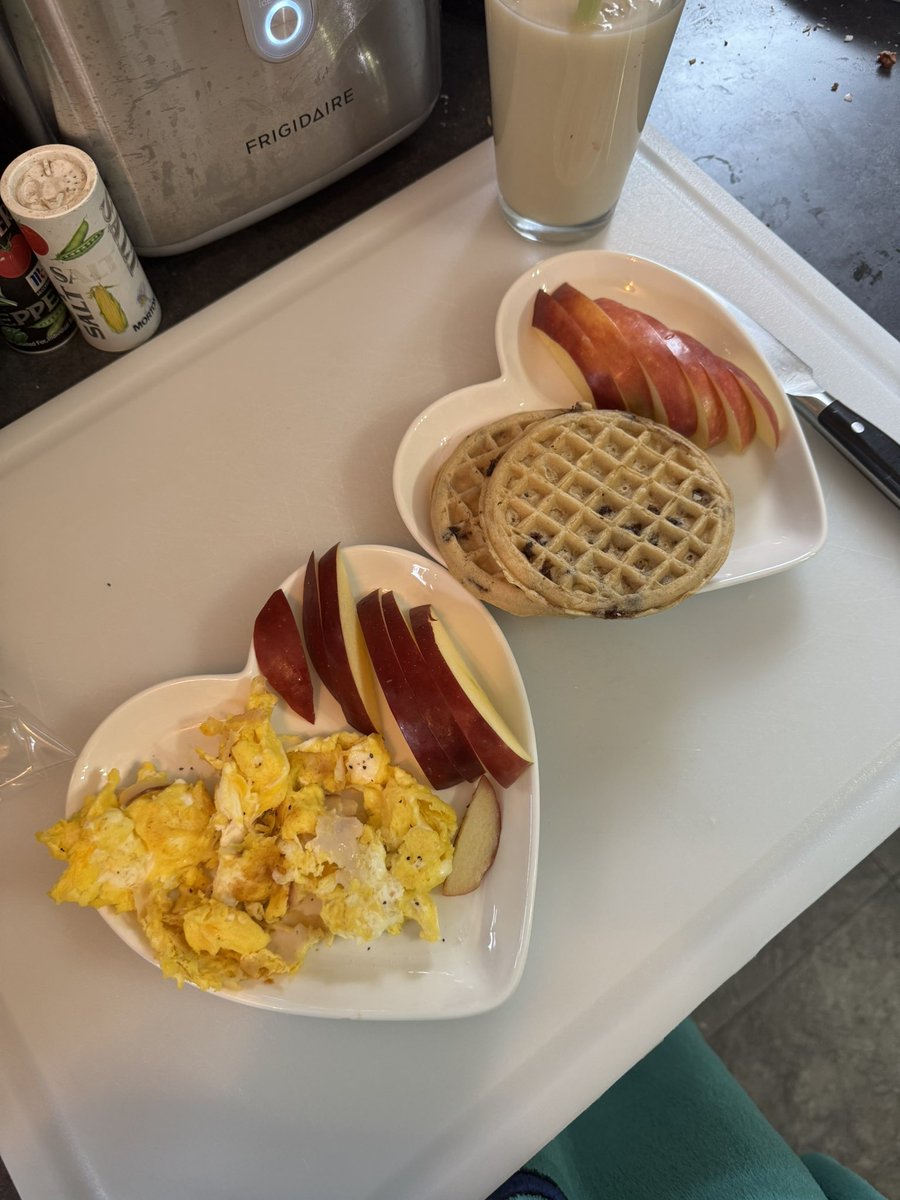 little known anorexia symptom: only having small ass plates in the house