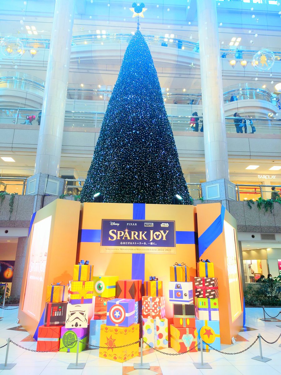 takasanvoice's tweet photo. 横浜ランドマークタワー
「SPARK TREE」
【横浜市西区】
1階の「サカタのタネ ガーデンスクエア」にはディズニー、ピクサー、マーベル、スターウォーズの4つの世界を4種の音と光と映像で表現する12メートルのツリー「SPARK TREE」が設置されています。
#横浜ランドマークタワー
#SPARKTREE https://t.co/kRiWi5qsBm