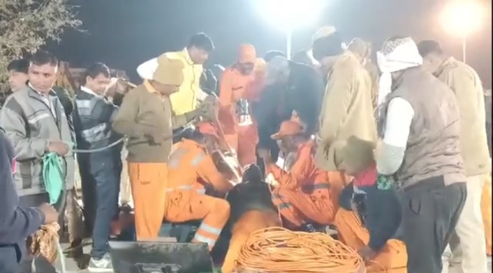 ATVRajasthan96's tweet photo. #Kotputli: किरतपुरा में बोरवेल में बच्ची के गिरने का मामला, मौके पर NDRF व SDRF टीम संभाल रखी मोर्चा, शिकंजानुमा यंत्र डालकर किया जा रहा बच्ची को निकालने का प्रयास

 #KotputliNews @SDRFRaj https://t.co/ElNOOrdiv6