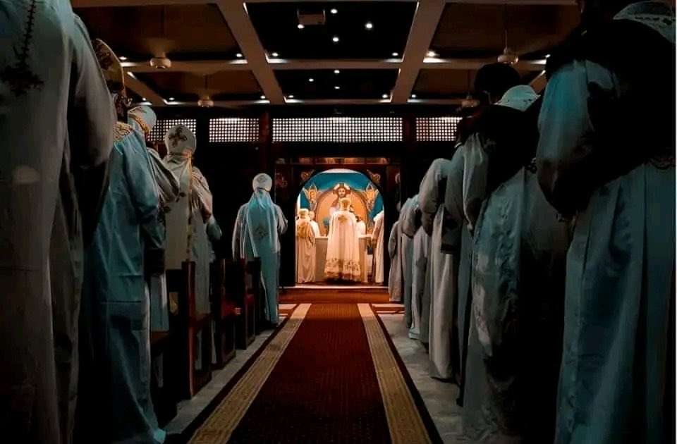 جميعُنا على بابك نرجوك ، لا ترُدَّنا خائبين.🤍✨