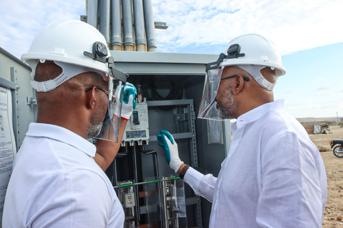 Hoje os bairros da Macala Tchipaty e Valódia estão com novas ligações de energia eléctrica. Já temos 92 ligações na Macala Tchipaty com 552 beneficiários e 115 ligações no Valódia com 690 beneficiários.
Fazer mais e melhor pela vida das pessoas concretas.
Festas Felizes a todos!