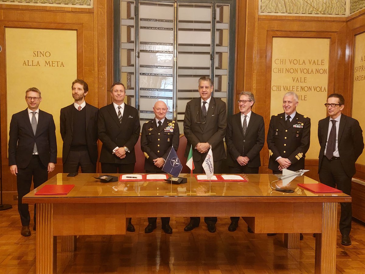 Leonardo_IT's tweet photo. 🔴#LDO_CS #Eurofighter e #NETMA (#NATO Eurofighter and Tornado Management Agency) hanno firmato oggi a #Roma un contratto per acquisire fino a 24 velivoli Eurofighter destinati all’@ItalianAirForce. L’annuncio giunge durante un periodo particolarmente importante sotto il profilo strategico per il programma Eurofighter, e fa seguito al contratto firmato venerdì 20 dicembre per 25 velivoli per la Forza Aerea spagnola. I nuovi velivoli Eurofighter Typhoon italiani sostituiranno gli aerei attualmente in servizio e appartenenti alla versione Tranche 1. https://t.co/UmXPxBkofW