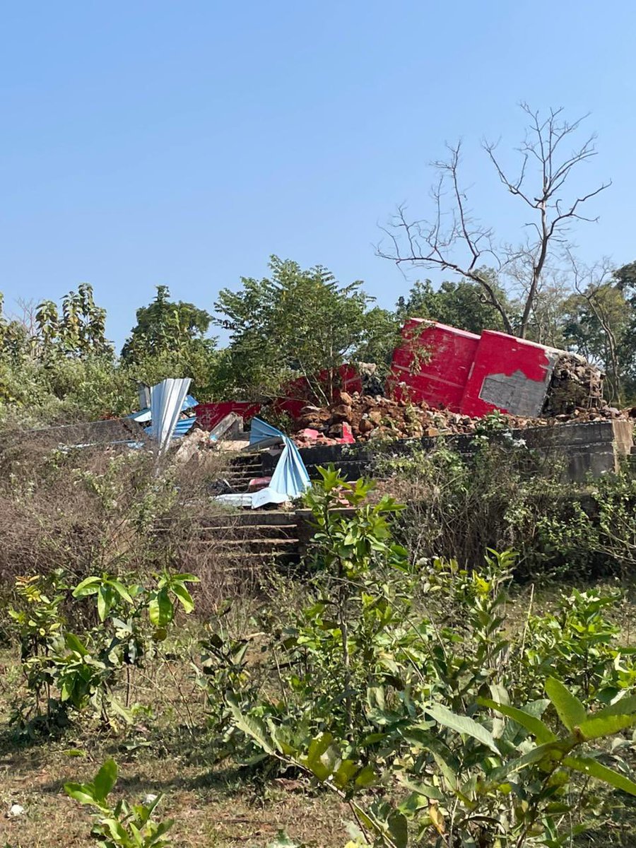 journo_jitendra's tweet photo. जब भी देश में लाल आतंक यानी #Naxal खत्म होने का इतिहास लिखा जाएगा, तब #CRPF का नाम आगे आएगा।इसके लिए बहुत से जवान और अफसर शहादत दे चुके हैं।#कोमटपल्ली में माओवादियों के सबसे विशाल ��्मारक को भी ध्वस्त कर दिया गया।नक्सलियों के कोर इलाके मे सुरक्षा बलों की धमक… आला रे आला 👍👍👍👍 https://t.co/JI4ln5aACU