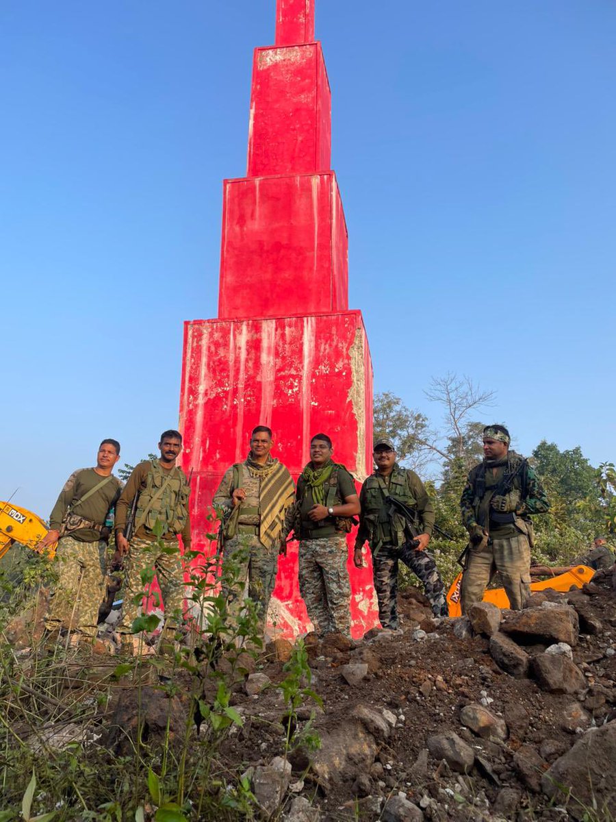 journo_jitendra's tweet photo. जब भी देश में लाल आतंक यानी #Naxal खत्म होने का इतिहास लिखा जाएगा, तब #CRPF का नाम आगे आएगा।इसके लिए बहुत से जवान और अफसर शहादत दे चुके हैं।#कोमटपल्ली में माओवादियों के सबसे विशाल ��्मारक को भी ध्वस्त कर दिया गया।नक्सलियों के कोर इलाके मे सुरक्षा बलों की धमक… आला रे आला 👍👍👍👍 https://t.co/JI4ln5aACU