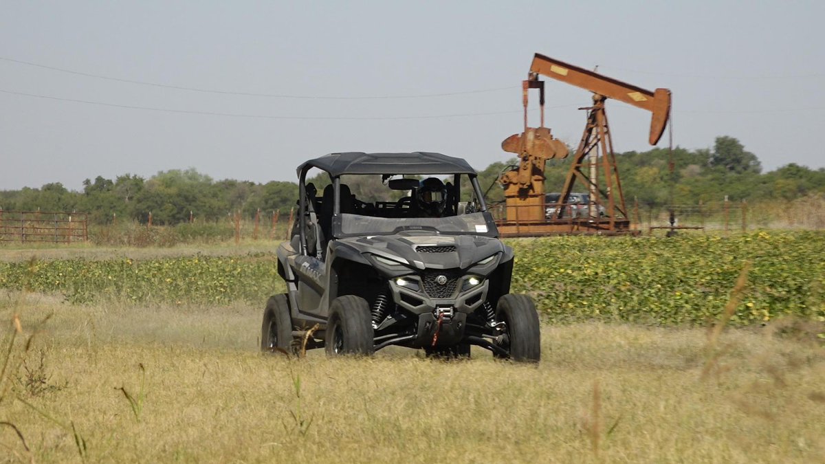 YamahaOutdoors's tweet image. 𝙃𝙖𝙣𝙙𝙡𝙚 𝙚𝙫𝙚𝙧𝙮𝙩𝙝𝙞𝙣𝙜 𝙬𝙞𝙩𝙝 𝙚𝙖𝙨𝙚. This ride is built for serious work and serious fun. Whether it’s the weekend or the workweek, you’ll always have the right tool for the job. l8r.it/Q4Ea

📸 @Live_Americana @WTD_TV

#RMAX1000 #RMAX2 #AssembledInUSA