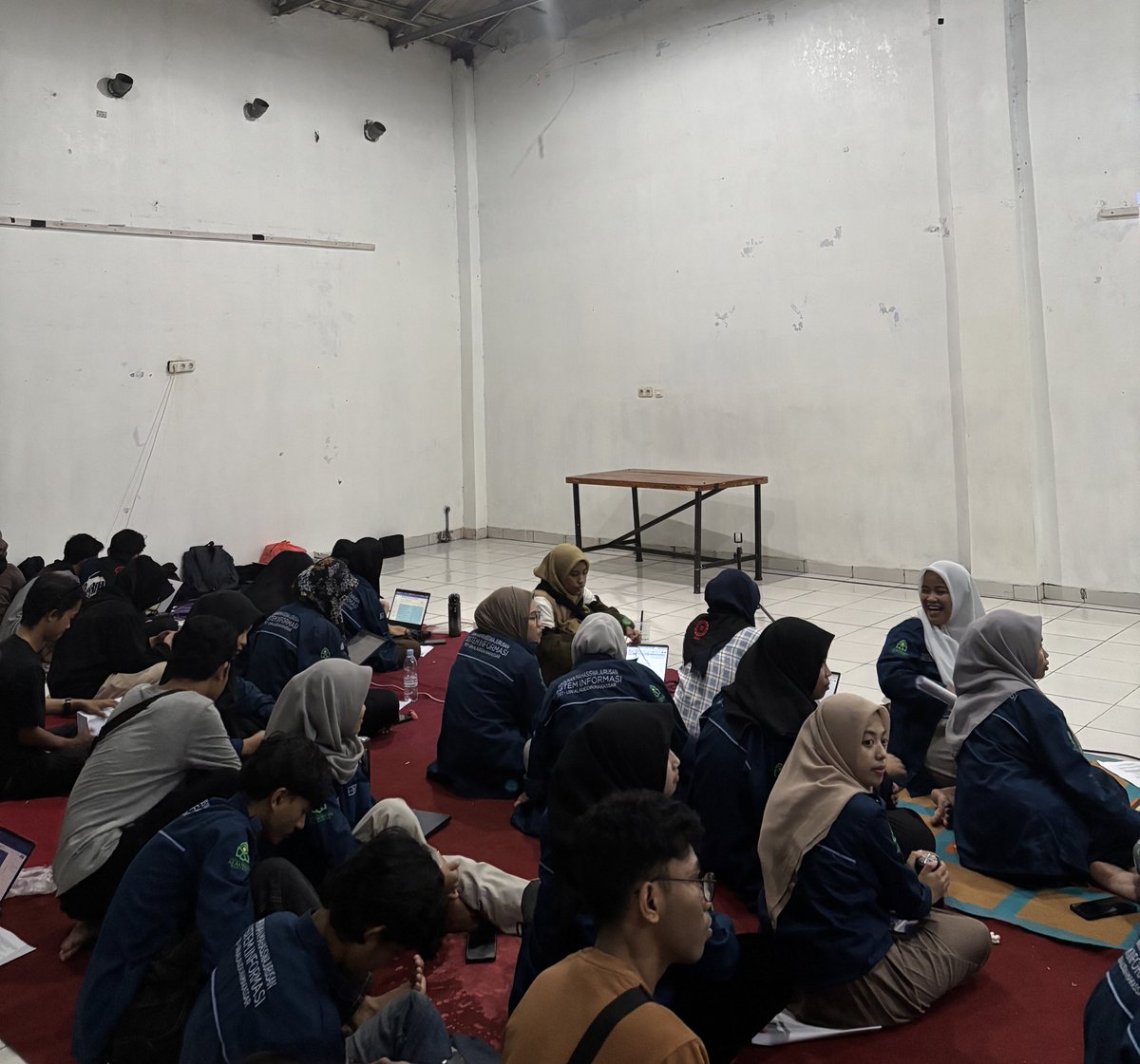 hmjsi_uinam's tweet photo. [🔴LIVE REPORT: MUBES 2024]
Pembacaan dan Pengesahan Tata Tertib (TATIB) Musyawarah Besar HMJ-SI 2024 https://t.co/ES8HCH895B