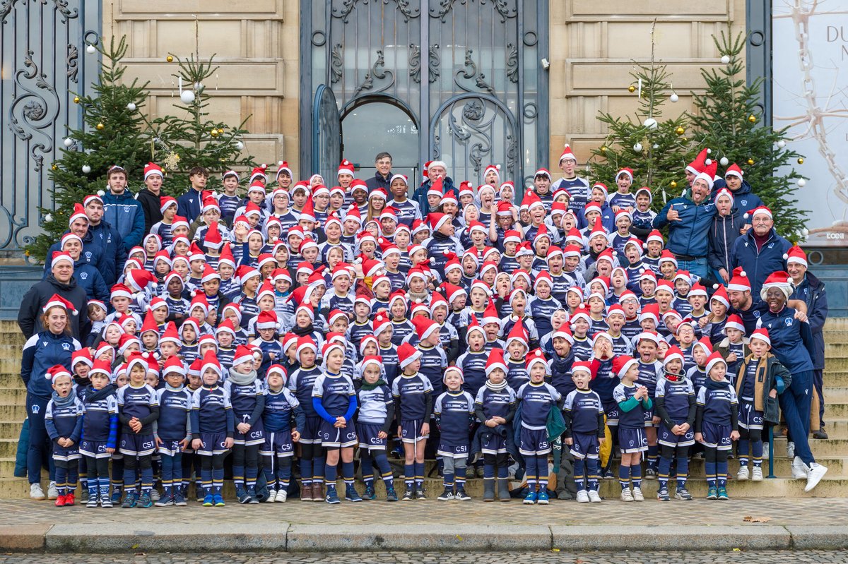 Plus de 300 jeunes rugbymans de l’école du Rugby Club de #Versailles ont illuminé les rues de la ville avec leur traditionnel défilé de Noël ! Habillés en tenue officielle et coiffés de bonnets rouges, les enfants âgés de 5 à 13 ans ont célébré les fêtes dans une ambiance