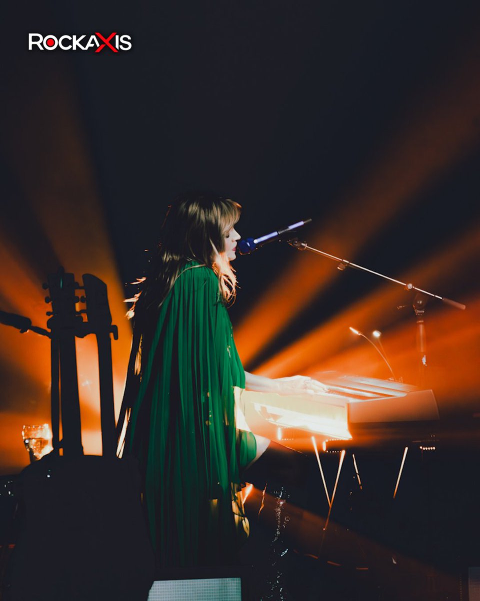rockaxisoficial's tweet photo. ✨ ¡Una revisión inolvidable a ''Esperando Nada''! ✨

@nicolemusica celebró en grande los 30 años de su álbum "Esperando Nada" con un concierto inolvidable en el Teatro Municipal de Santiago 🤩 La artista revisó su trayectoria con emotividad y música de excelencia, desde clásicos como 'Solo el Mar' hasta nuevos éxitos. 👏

Encuentra nuestra reseña completa aquí! 👉 https://t.co/E3BiPLo2Pa

¿Estuviste ahí? Cuéntanos qué te pareció la presentación 🙌

📝 @death_husar
📸 @flotar_es_caer_

#Nicole #esperandonada #teatromunicipaldesantiago #CoberturaEnVivo #Rockaxis