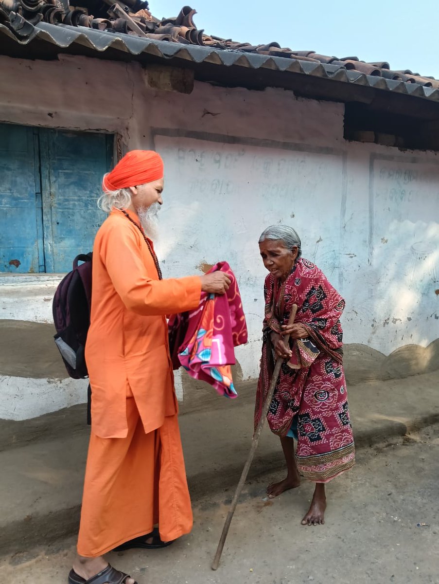 Dashavatar23's tweet photo. Phase -1 , Blanket Distribution by Dashavtar team .
"Be kind and help the needy "🙏🏻 
#SanatanaDharma 
#blanketdistribution 
#Bekind 
#WINTER https://t.co/vEUn27gmo5