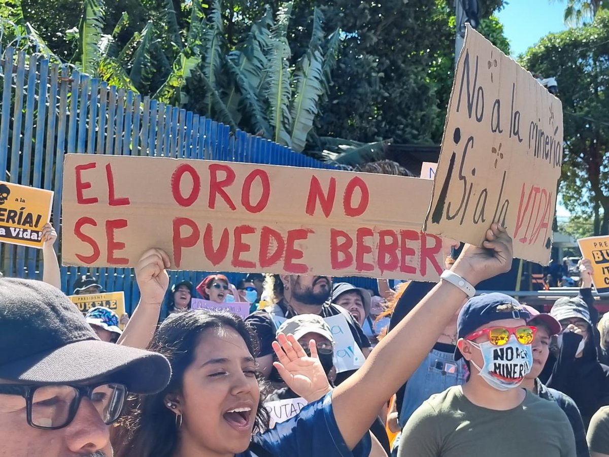 rev_mov's tweet photo. La aprobación exprés del dictamen de la Ley General de Minería Metálica solo recuerda los momentos más autoritarios de implementación del neoliberalismo en El Salvador, cuando el partido ARENA utilizaba esos mismos madrugones como herramienta para el desfalco, robo y despojo de nuestros bienes, como en 1992 que se aprueba el IVA o 2001 que se aprobó la dolarización.

#NoALaMineriaSiAlaVida