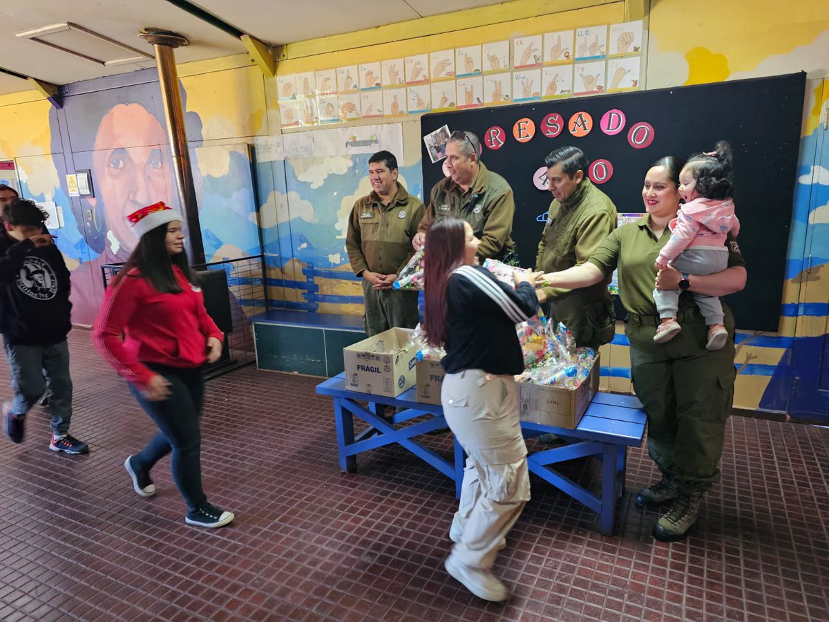 Carabineros de la Subcom. #Balmaceda (F) comparte el espíritu navideño con la comunidad y alumnos de la Escuela Antolín Silva Ormeño, compartiendo dulces y obsequios con los niños de esta fronteriza localidad.
#CarabinerosDeTodos