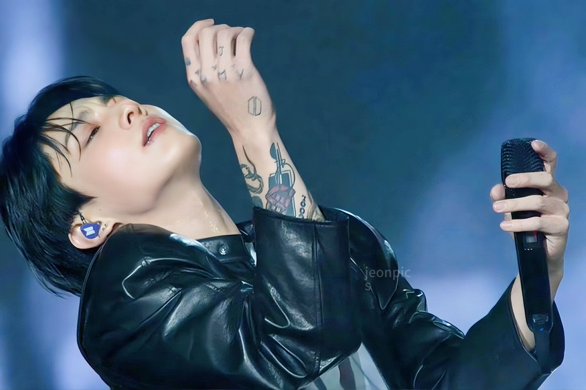jungkookpicx's tweet photo. he is so perfect. https://t.co/DW6fvapGP1