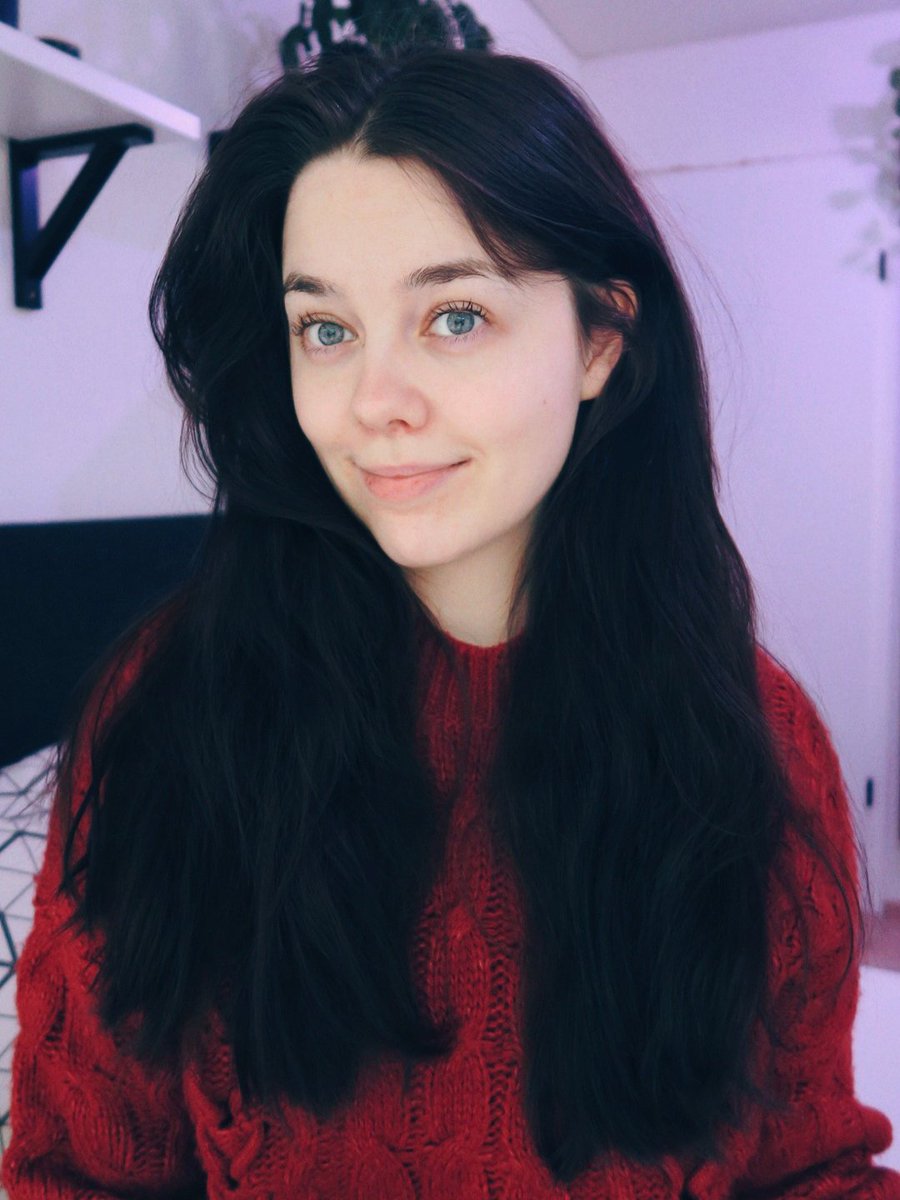 My favourite red sweater 🎅🥰 Merry Christmas to everyone 🤗🦌🎁 We open gifts on the 24th in Iceland 🇮🇸 

I will be wrapping the last few gifts today &amp; maybe do some baking &amp; play board games 🍪💖 

Hope everyone has a lovely day/holiday 🥰 I might show yall my Christmas onesie