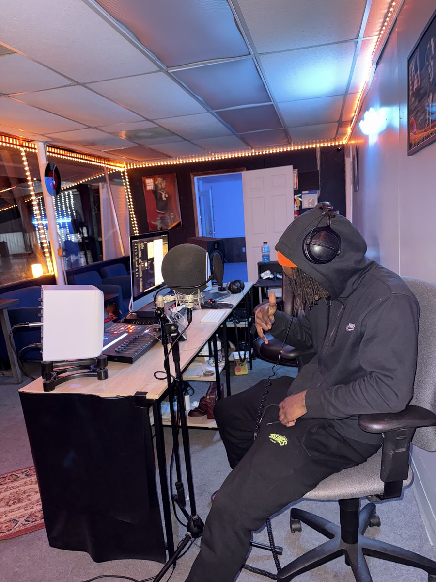 QuantumRecord's tweet photo. Late nights, good vibes, and unforgettable memories 🎤🔥 The studio is where the magic happens and the fun never stops. #StudioSessions #MakingHits #LivingTheDream @YoungBopete https://t.co/3pEpfE07Yo
