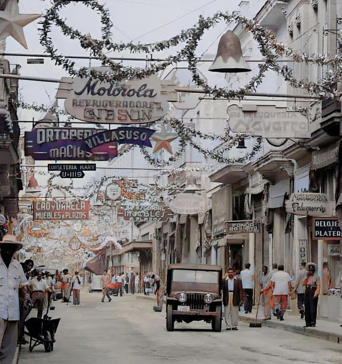 yosoyliborio's tweet photo. Navidad en #LaHabana, #Cuba, en la década de 1950. Nadie sabe lo que tiene hasta que lo pierde. 😒
#HistoriaCubana #CulturaCubana #ÉpocaDorada #NostalgiaCubana #TradicionesNavideñas #CubaEnElTiempo #ChristmasInCuba #CubaRetro #CubanMemories #HistoriaDeCuba https://t.co/v1cWeMwWph